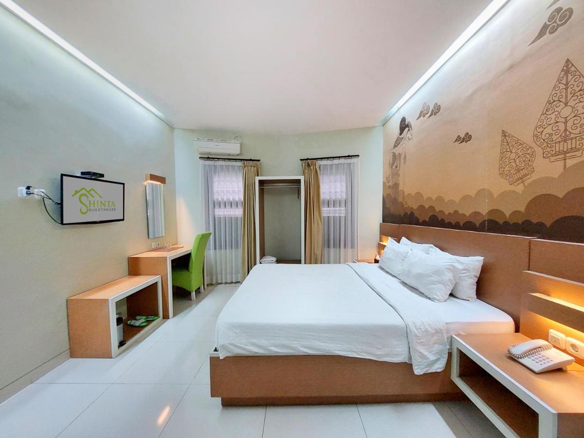 Shinta Guesthouse Malang Exterior foto