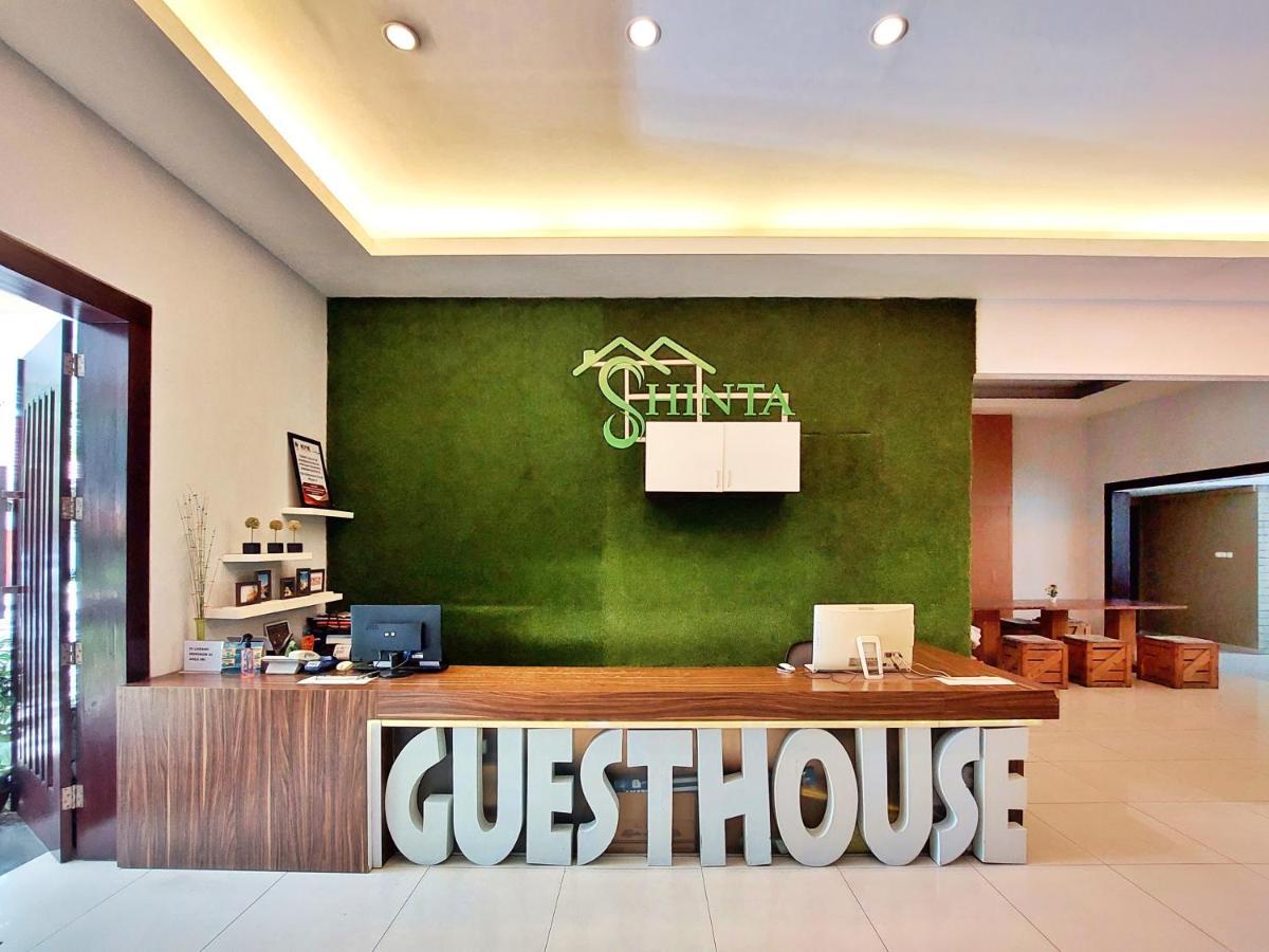 Shinta Guesthouse Malang Exterior foto