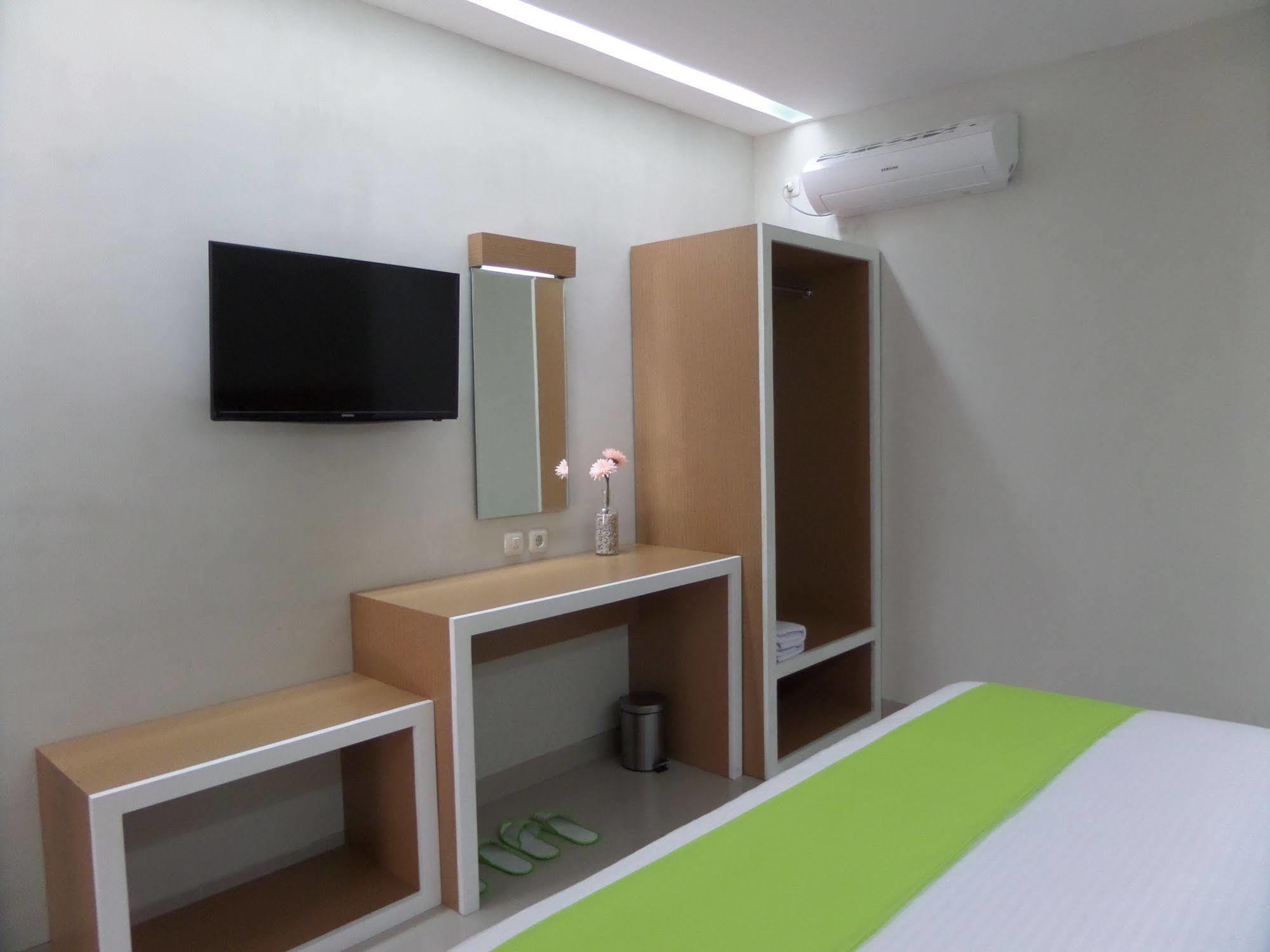 Shinta Guesthouse Malang Exterior foto